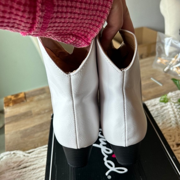 QUPID WOMENS WHITE BOOTS BOOTIES SZ 10 - Picture 4 of 6